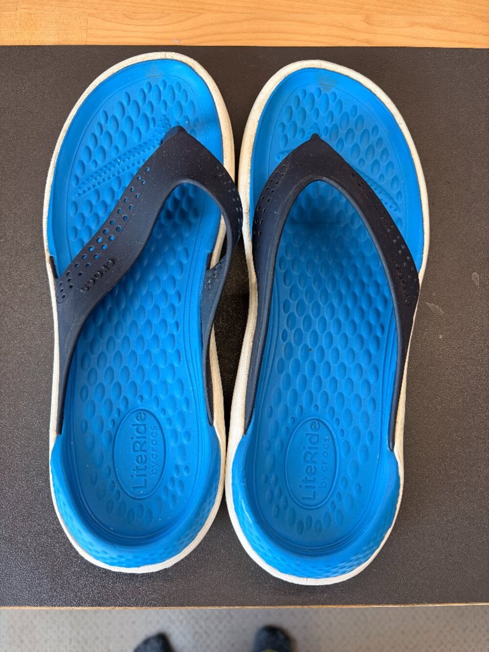 CROCS MENS FLIP FLOPS SIZE 9